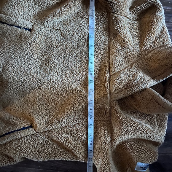 The North Face 
Women's Campshire Sherpa Fleece
Pullover in Biscuit Tan size med - Picture 5 of 6